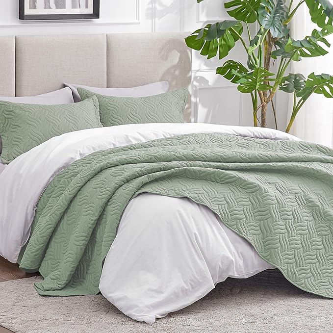 Love's cabin California King Size Quilt Bedding Set Sage Bedspread - Cal King Summer Lightweight Bedspread Comforter - Wave Pattern Coverlet for All Season - 3 Pieces (1 Quilt, 2 Pillow Shams)