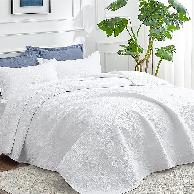 Love's cabin California King Size Quilt Bedding Set White Bedspreads - Cal King Summer Lightweight Bedspread Comforter - Coin Pattern Coverlet for All Season - 3 Pieces (1 Quilt, 2 Pillow Shams)