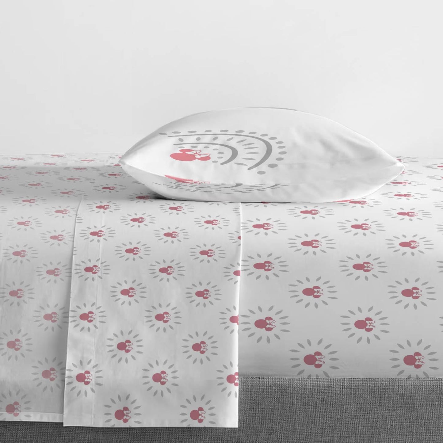 Jay Franco Kids Sheet Set with Fitted, Flat Sheets & Pillow Cover - Ultra-Soft Bedding with Pillowcase for Room Decor, White - Minnie Mouse, 3 Piece Twin