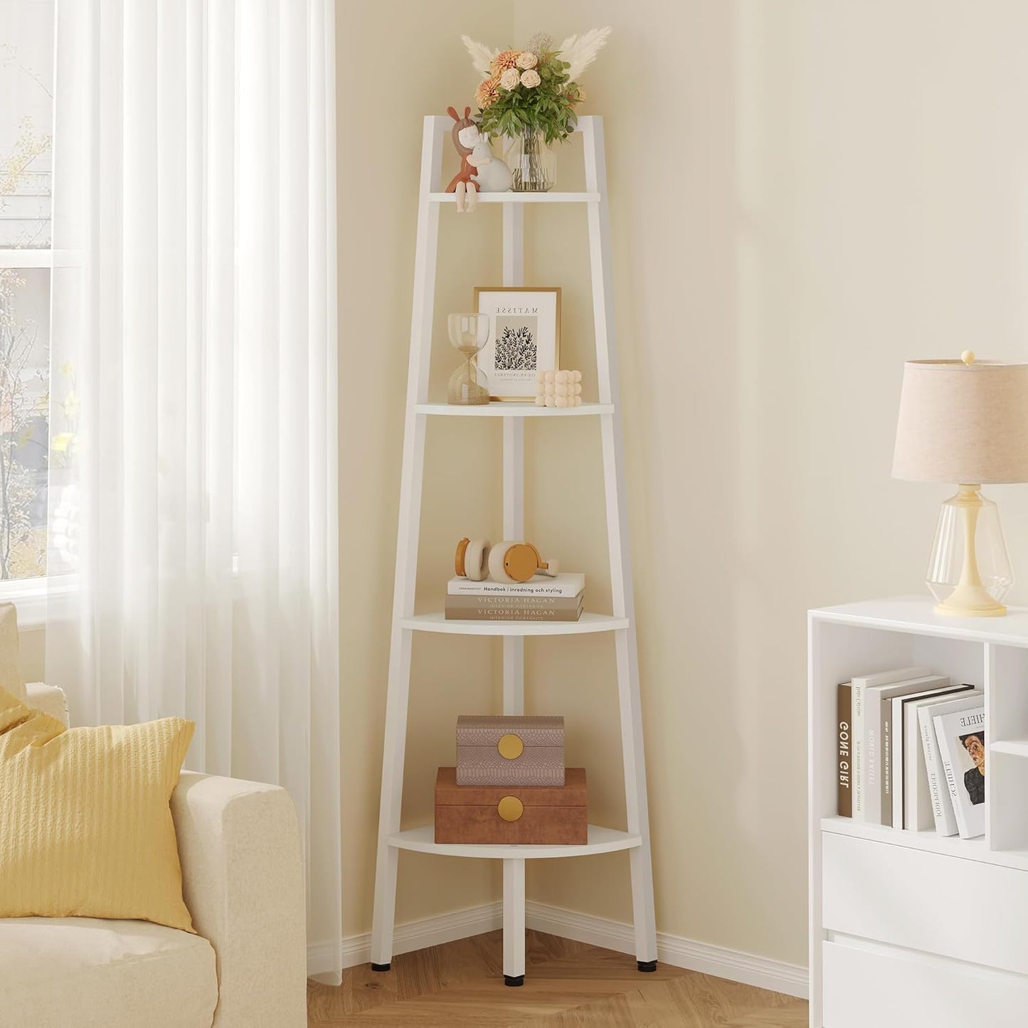 Hoctieon Corner Shelf, 4-Tier Corner Bookshelf, Rustic Ladder Shelf, Industrial Display Stand for Living Room, Kitchen, Home Office, Balcony, Small Space, Metal Frame, White