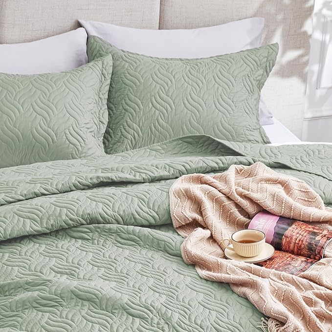 Love's cabin California King Size Quilt Bedding Set Sage Bedspread - Cal King Summer Lightweight Bedspread Comforter - Wave Pattern Coverlet for All Season - 3 Pieces (1 Quilt, 2 Pillow Shams)