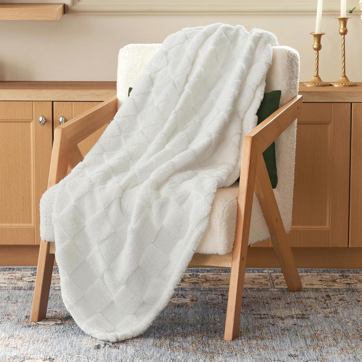 Joiedomi Throw Blanket for Couch, Soft White Fleece Checkered Blankets Gifts for Women Mom Girls, 280GSM Cozy Cute Soft Throw Home Room Decor Aesthetic Gifts 50x60 Inches