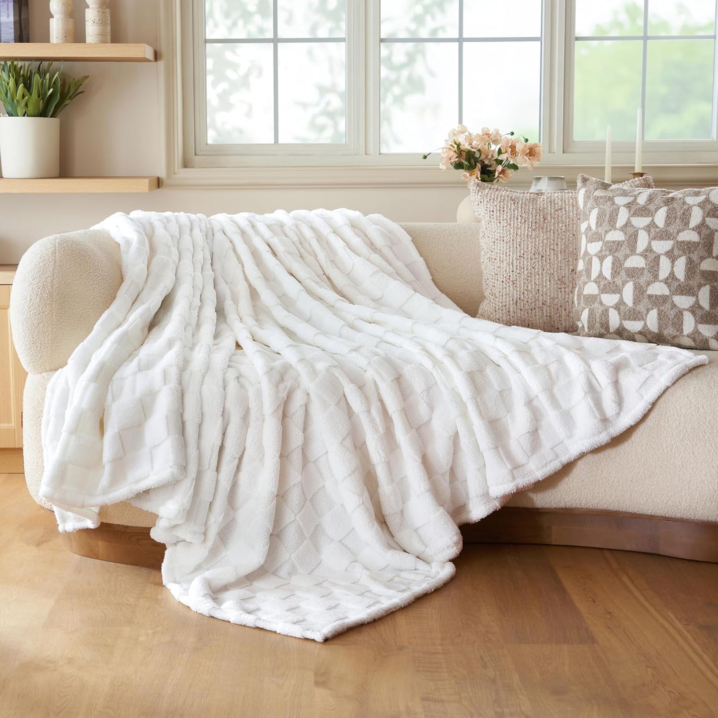 Joiedomi Queen Size Blanket for Bed, Soft White Fleece Checkered Blankets Gifts for Women Mom Girls, 280GSM Cozy Cute Soft Throw Home Room Decor Aesthetic Gifts 90x90 Inches