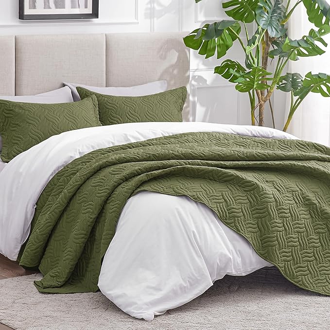Love's cabin California King Size Quilt Bedding Set Olive Green Bedspread - Cal King Summer Lightweight Bedspread Comforter - Wave Pattern Coverlet for All Season - 3 Pieces (1 Quilt, 2 Pillow Shams)
