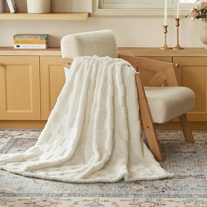 Joiedomi Twin Blanket for Bed, Soft White Fleece Checkered Blankets Gifts for Women Mom Girls, 280GSM Cozy Cute Soft Throw Home Room Decor Aesthetic Gifts 60x80 Inches