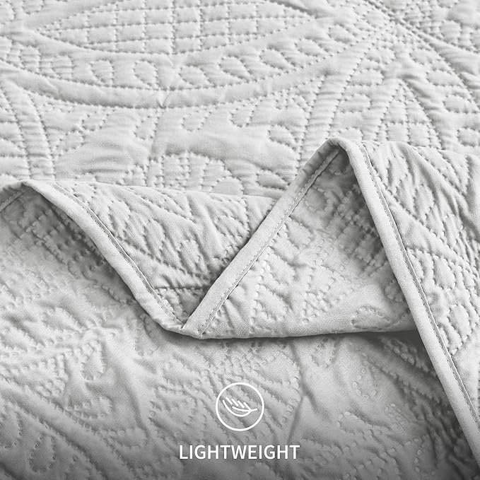 Love's cabin California King Size Quilt Bedding Set Light Grey Bedspreads - Cal King Summer Lightweight Bedspread Comforter - Coin Pattern Coverlet for All Season - 3 Pieces (1 Quilt, 2 Pillow Shams)