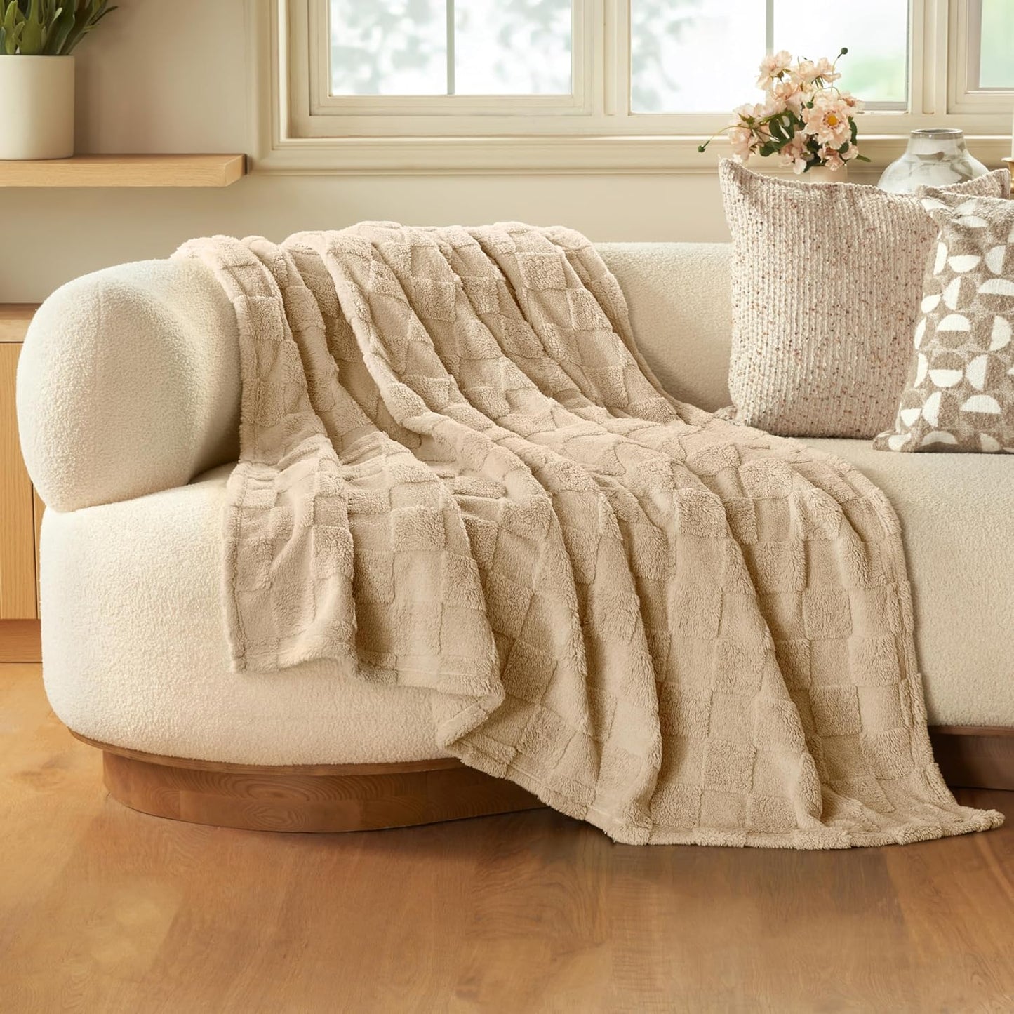 Joiedomi Twin Blanket for Bed, Soft Brown Fleece Checkered Blankets Gifts for Women Mom Girls, 280GSM Cozy Cute Soft Throw Home Room Decor Aesthetic Gifts 60x80 Inches